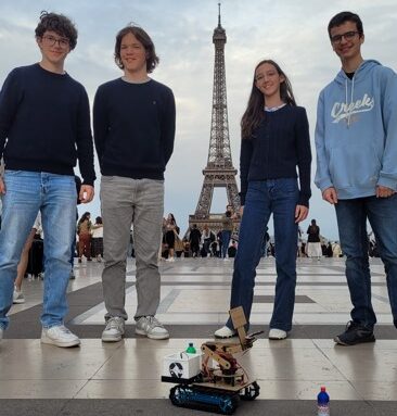 élèves devant la tour eiffel.jpeg